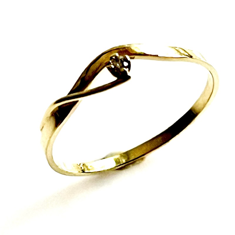 Zlatý prsten ze žlutého zlata s jemným briliantem