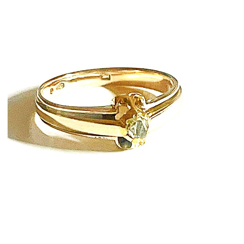 Zlatý prsten ze 14 karátového zlata  s diamantovou routou