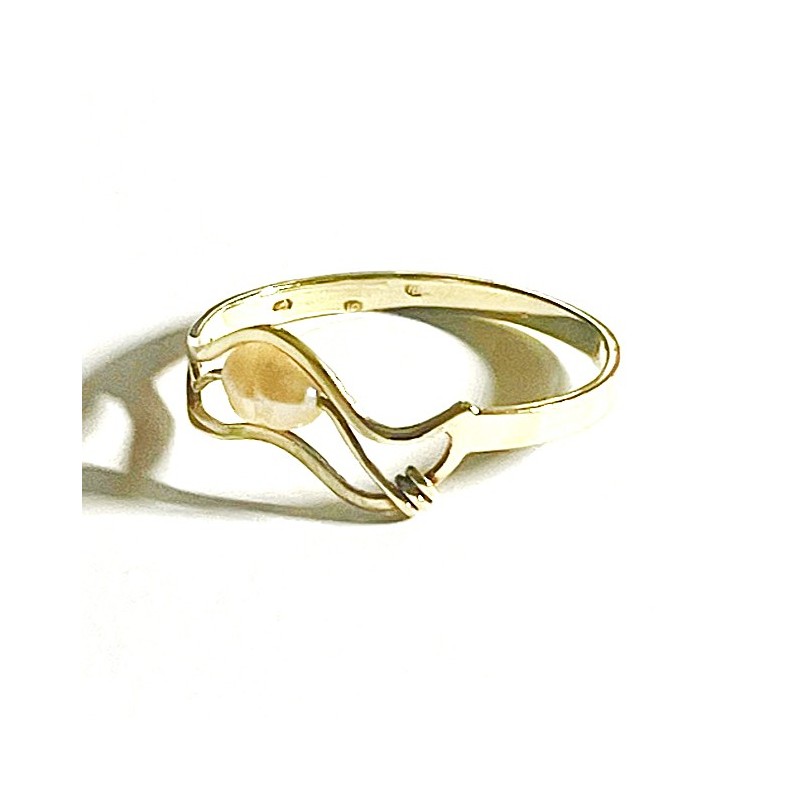 Prsten ze 14 karátového zlata s říční perlou