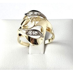 Bohatě zdobený zlatý prsten...