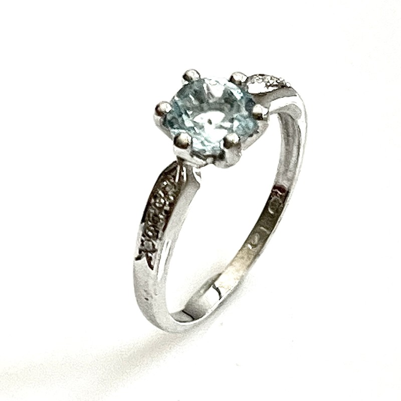 Zlatý prsten s přírodním světle modrým topasem a brilianty