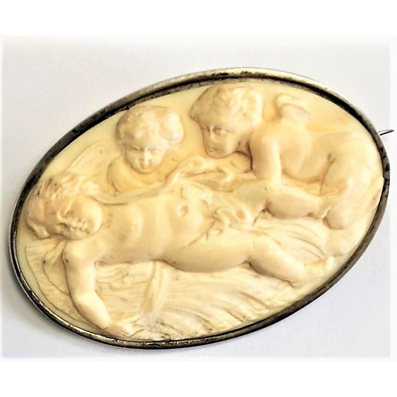 Oválná stříbrná brož s andílky – slonová kost