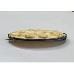 Oválná stříbrná brož s andílky – slonová kost