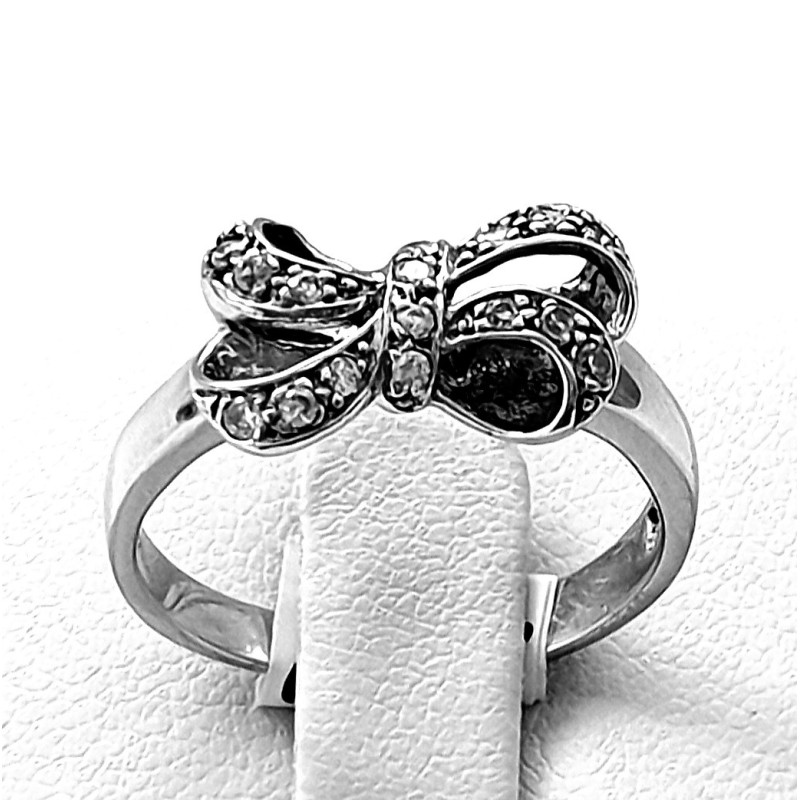 Luxusní  prstýnek z bílého zlata se zirkony