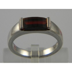 Stříbrný prsten s přírodními granáty